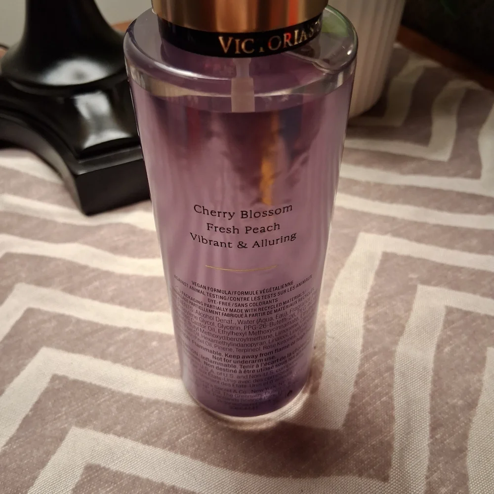 Victoria's Secret Love Spell Fragrance Mist - Picture 6 of 7